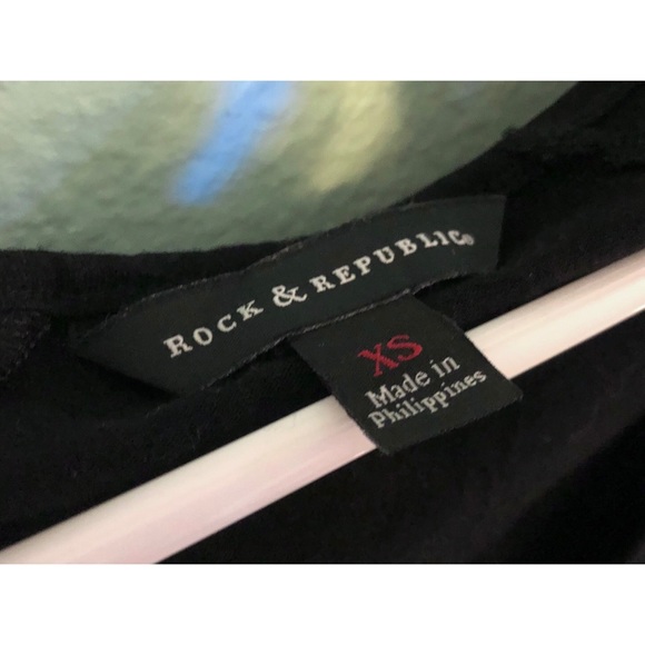 ✨2/$25 Rock & Republic Studded Sleeve V-Neck Top - Picture 3 of 4